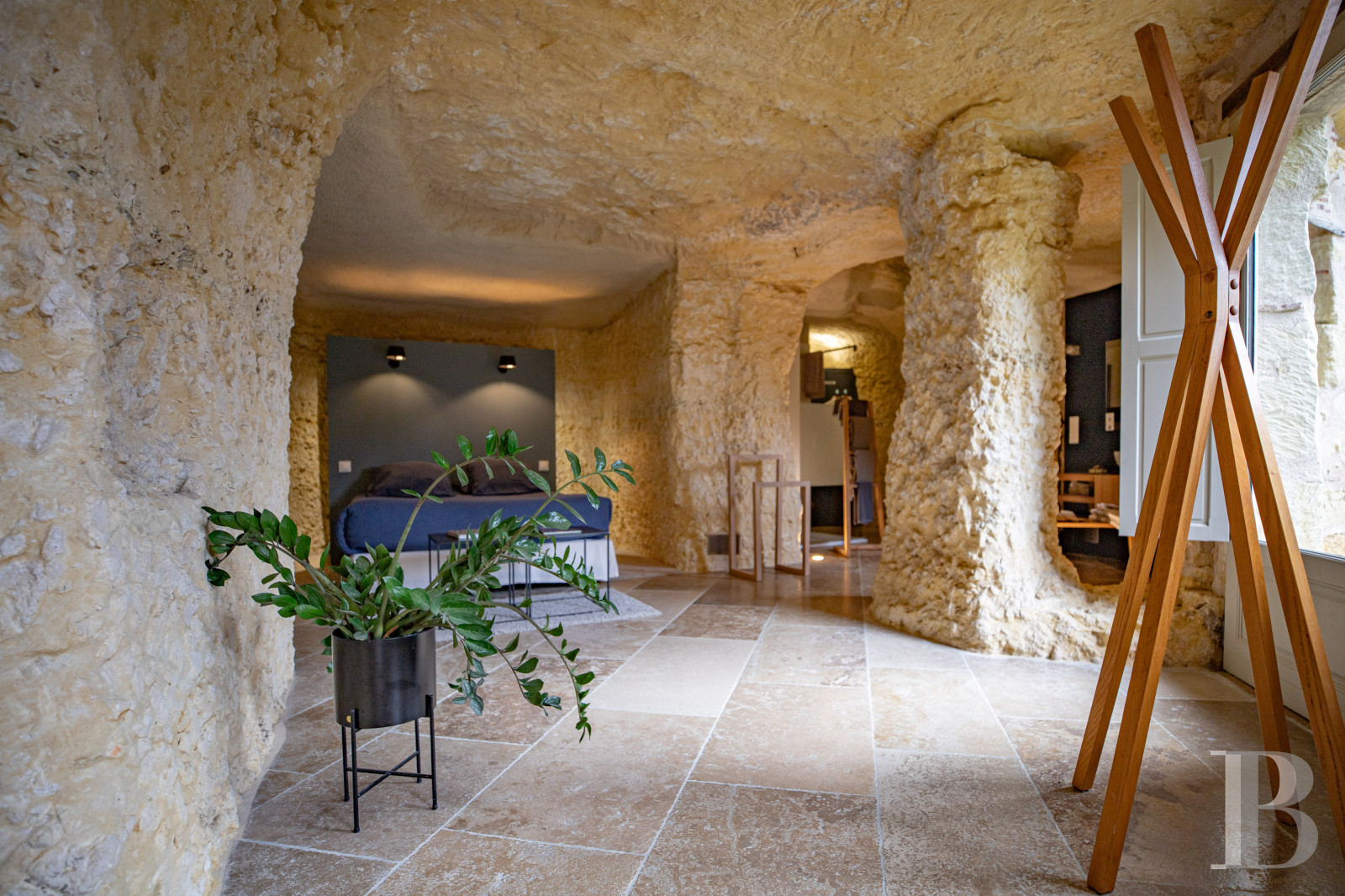 En Indre-et-Loire, sur les hauteurs d’un village, près d’Amboise, un château et son hameau en bordure de forêt - photo  n°43